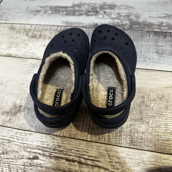 Crocs Kids Size 10C-11C Navy Blue and Beige Lined Clogs - Picture 8 of 8